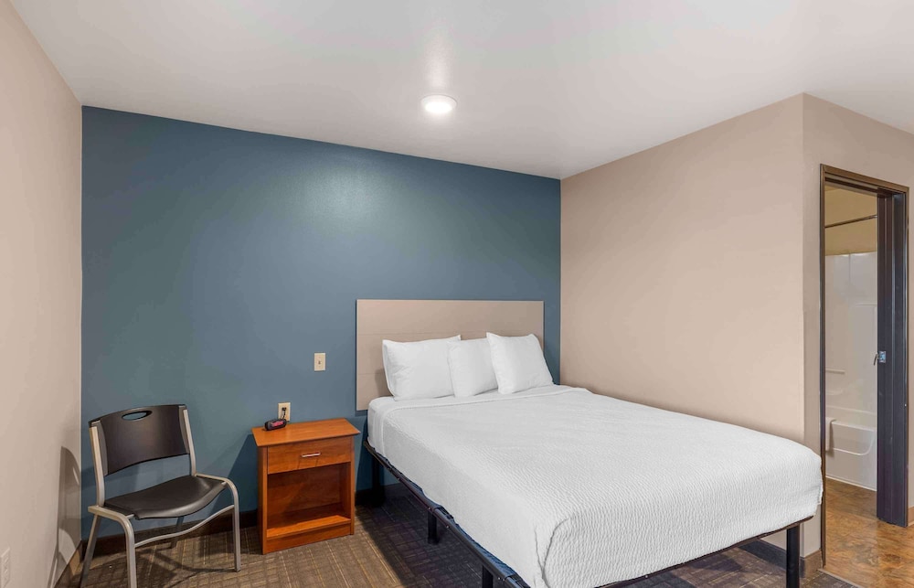 Standard Studio, 1 Queen Bed, Non Smoking, Refrigerator & Microwave photo 3