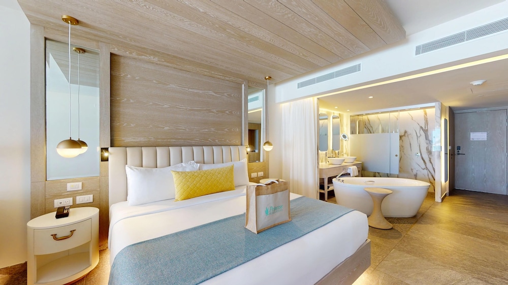 Junior Suite (Platinum Swim Out) photo 3