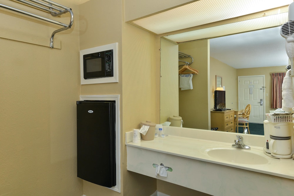 Room, 2 Queen Beds, Non Smoking - Photo 8