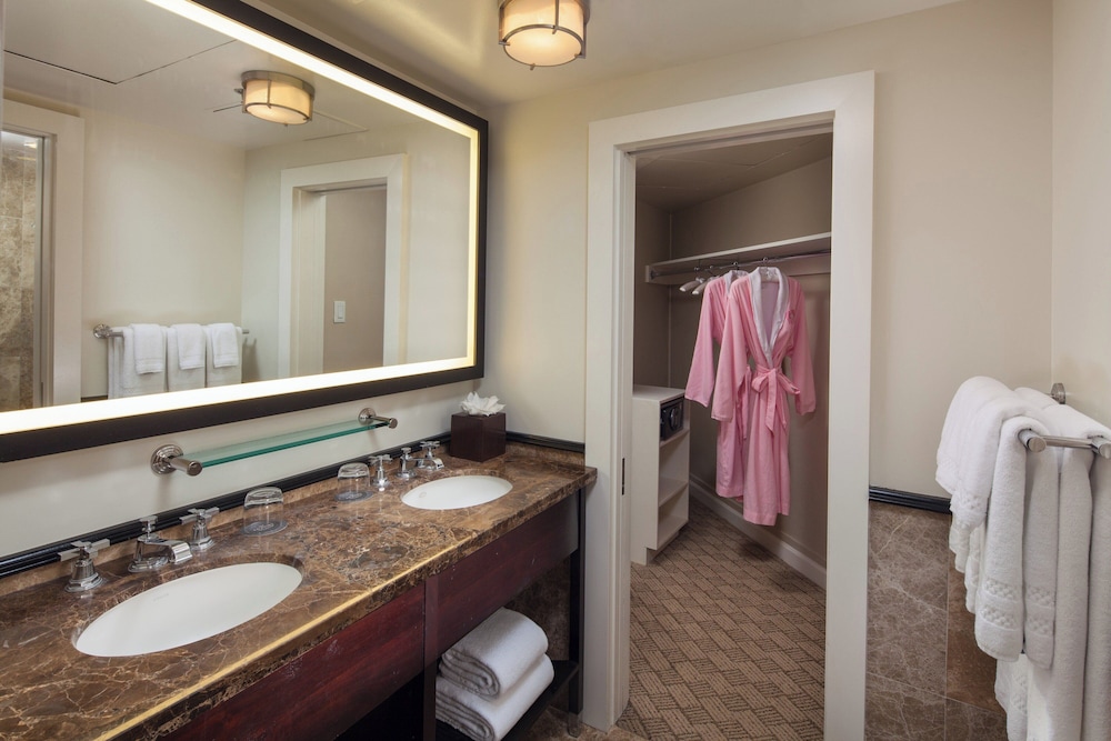 Historic Ocean Suite, 1 Bedroom, 1 King + Sofa bed thumbnail 6