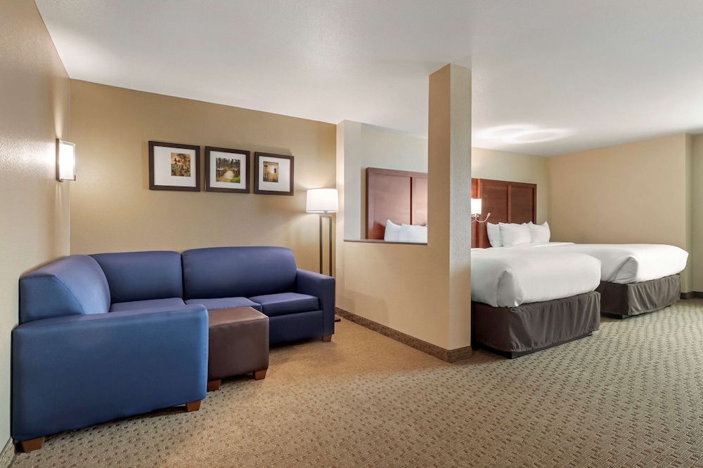 Standard Suite, Multiple Beds, Non Smoking - Photo 5