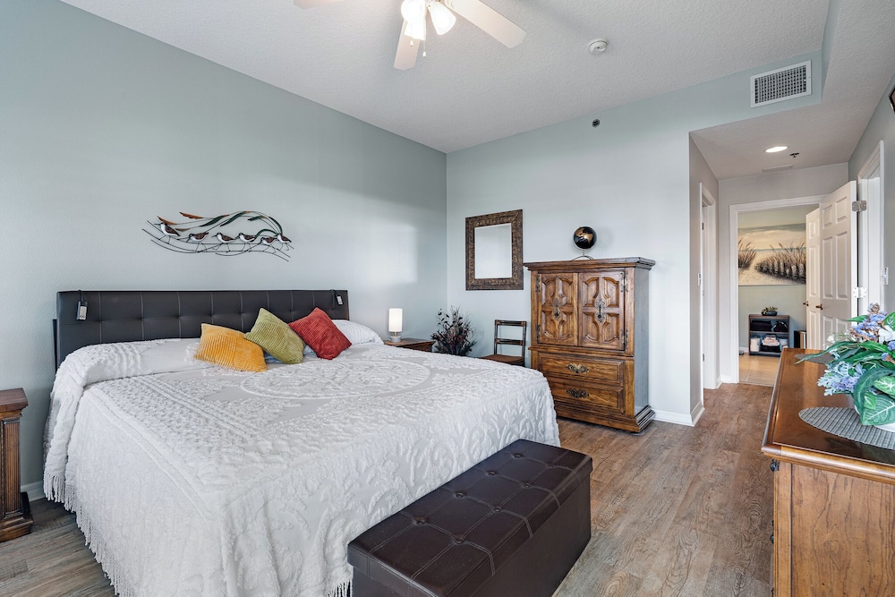 Sunny 3BR Condo Steps to Beach Pool NSB FL, 사진 22