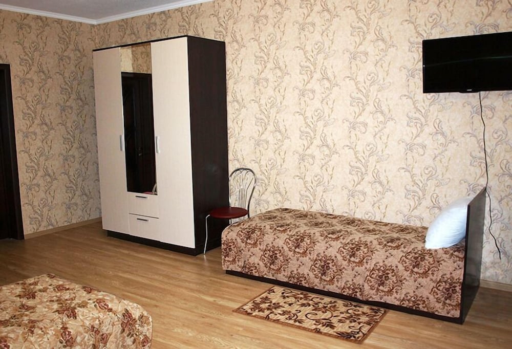 Standard Room, 1 Queen Bed, Non Smoking, Mountain View photo 3