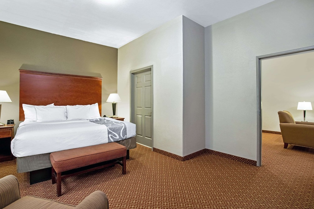 Deluxe Suite, 1 King Bed, Non Smoking - Photo 2