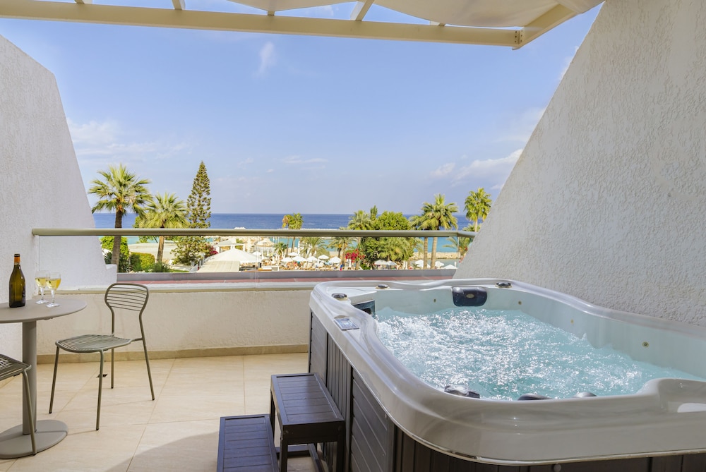 Superior Room, Jetted Tub, Sea View - Photo 1