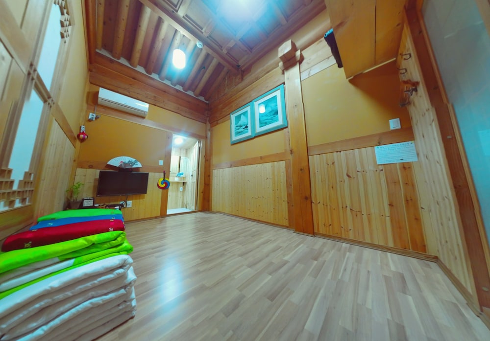 Family Room (Free Korean Traditional Clothes Exp.) photo 1