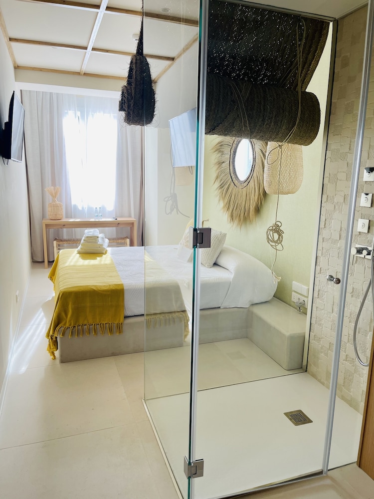 Superior Room, City View - Photo 17
