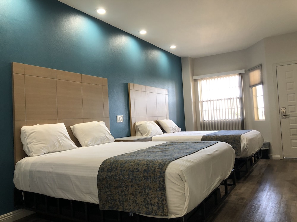 Standard Room, 2 Queen Beds (Second Floor Only) photo 3