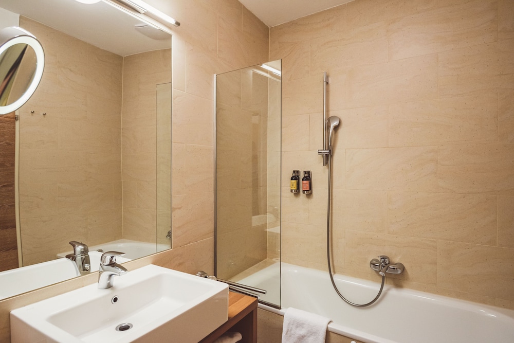 Deluxe Double Room (Lake View, German Twin Beds) - Photo 6