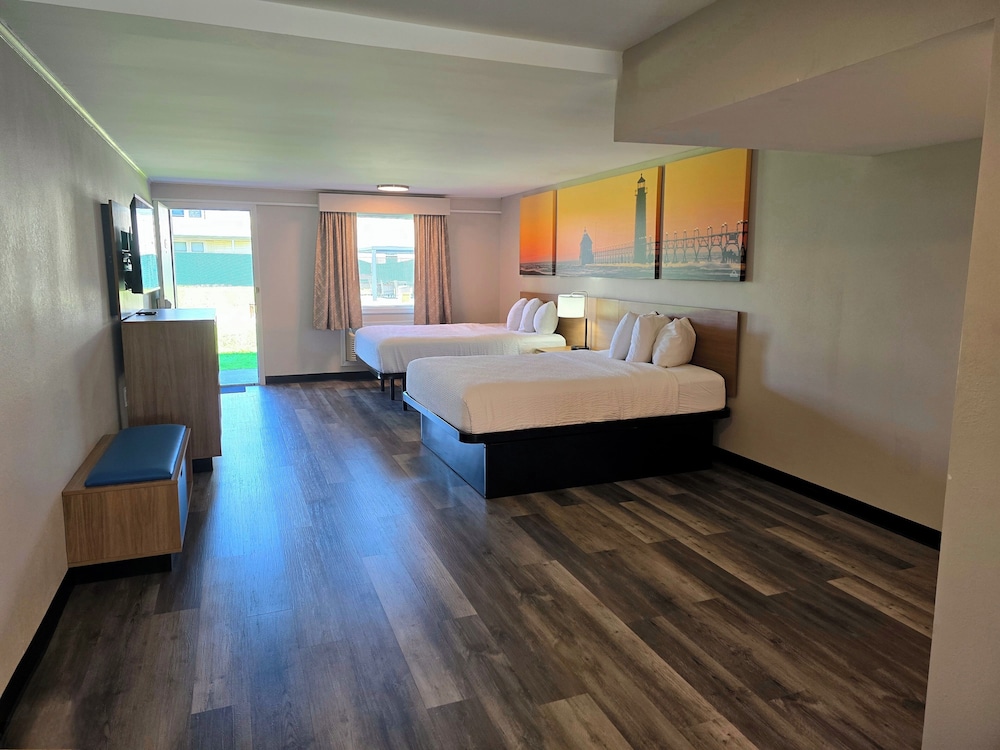 Suite, Multiple Beds, Non Smoking (3 Queen Beds, Bluewater Suite) - Photo 3