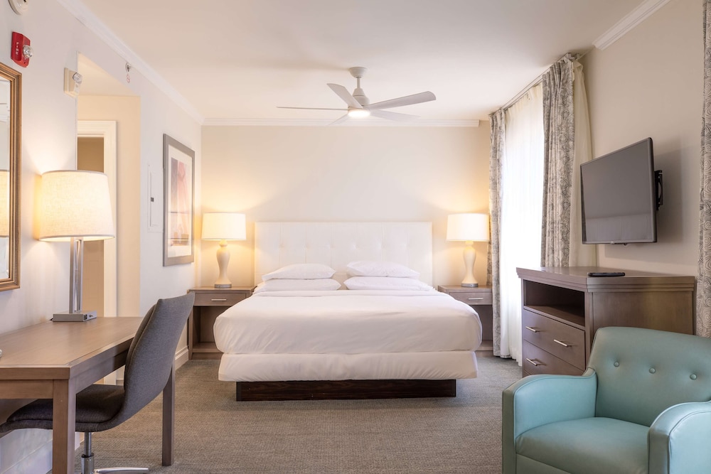 1 KING 1 BEDROOM ACCESSIBLE TUB SUITE RENOVATED WITH SLEEPER SOFA photo 2