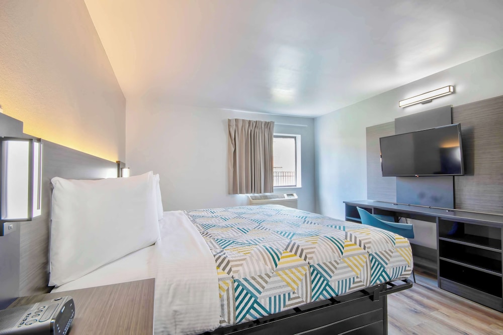 Standard Room, 1 King Bed, Non Smoking - Photo 7