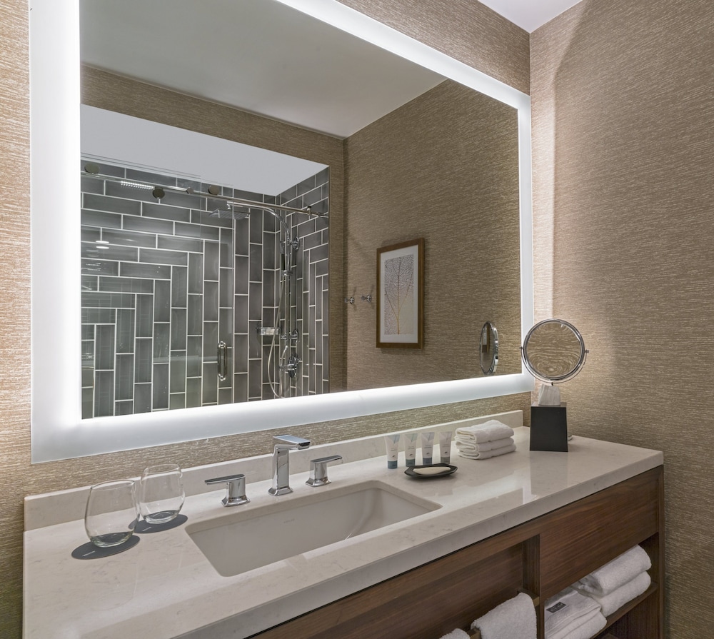 Deluxe Room, 2 Queen Beds (Mobility Accessible, Tub) - Photo 4