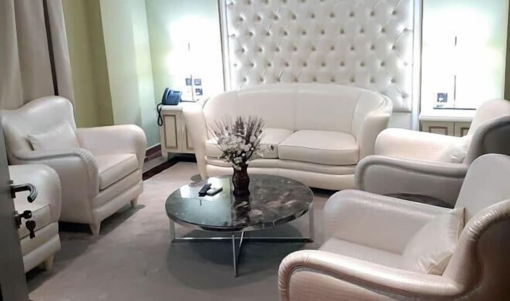 Signature Suite - Photo 3