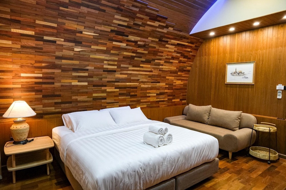 Executive Room, Balcony, River View - Photo 8