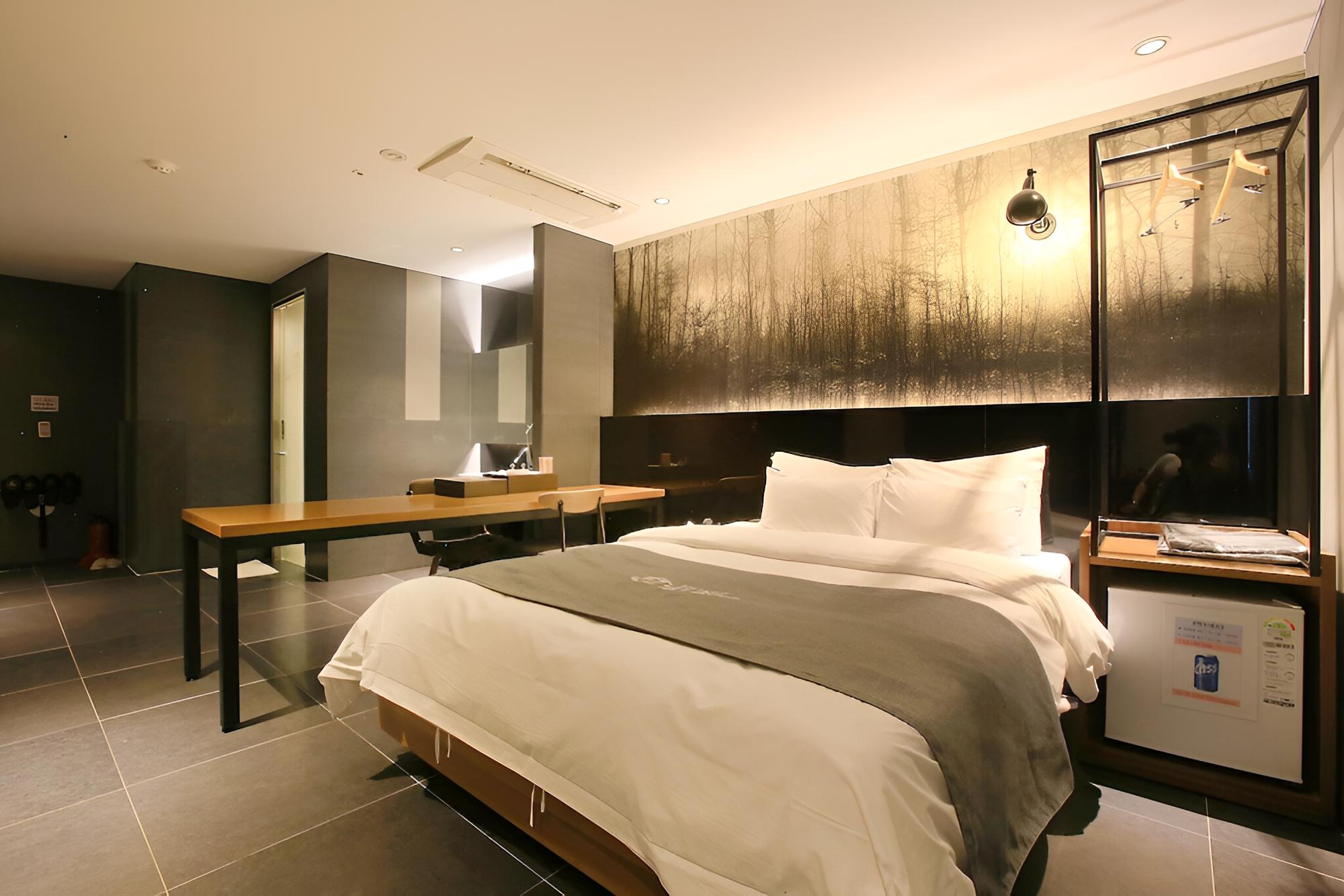 Room (Standard Room) - Photo 23