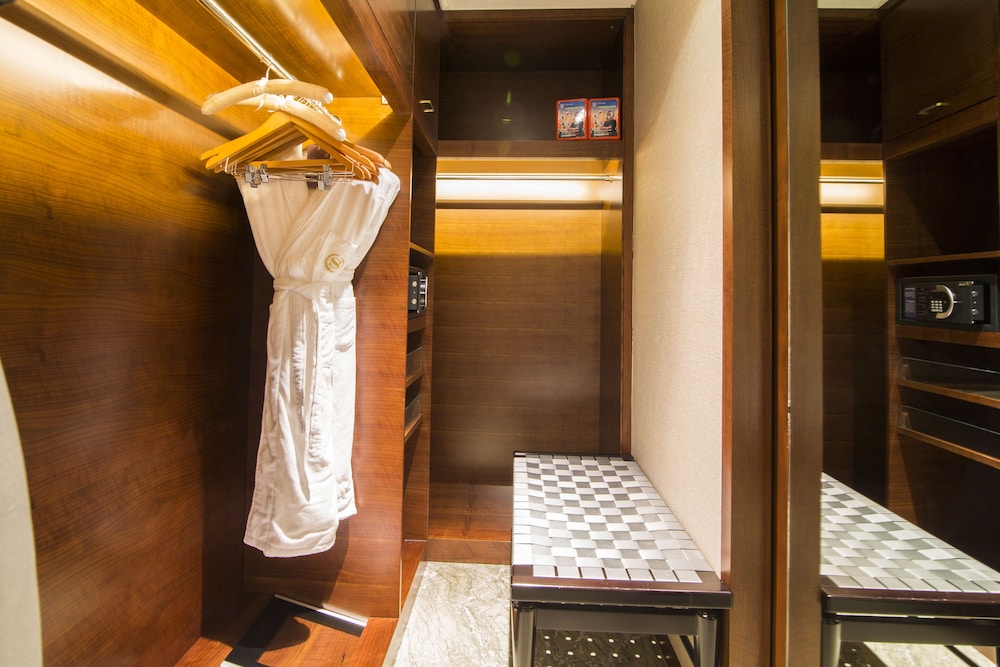 Room, 1 King Bed, City View - Photo 3