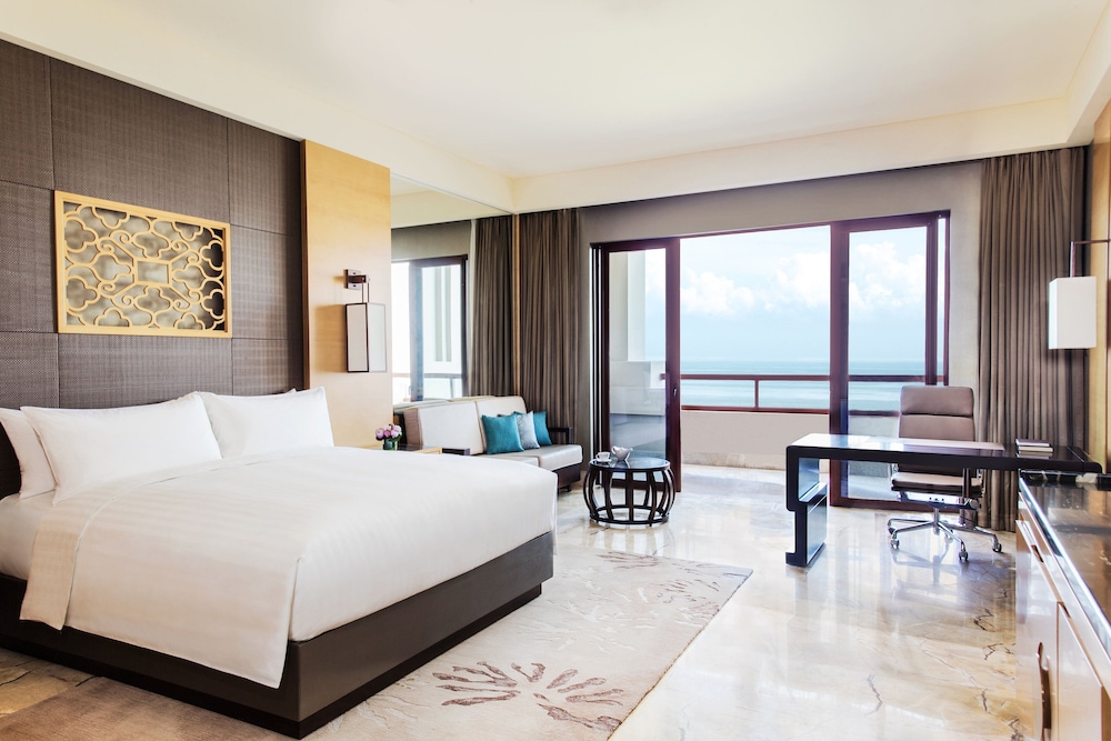 Club Room, 1 King Bed, Balcony, Ocean View photo 1