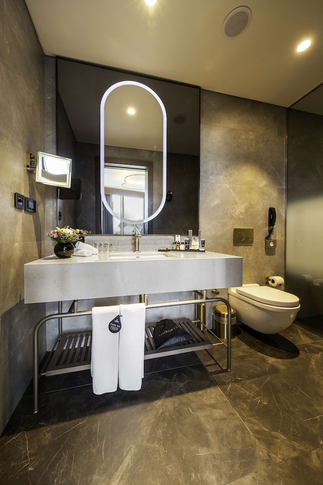 Junior Suite, City View with Lounge Access - Photo 7