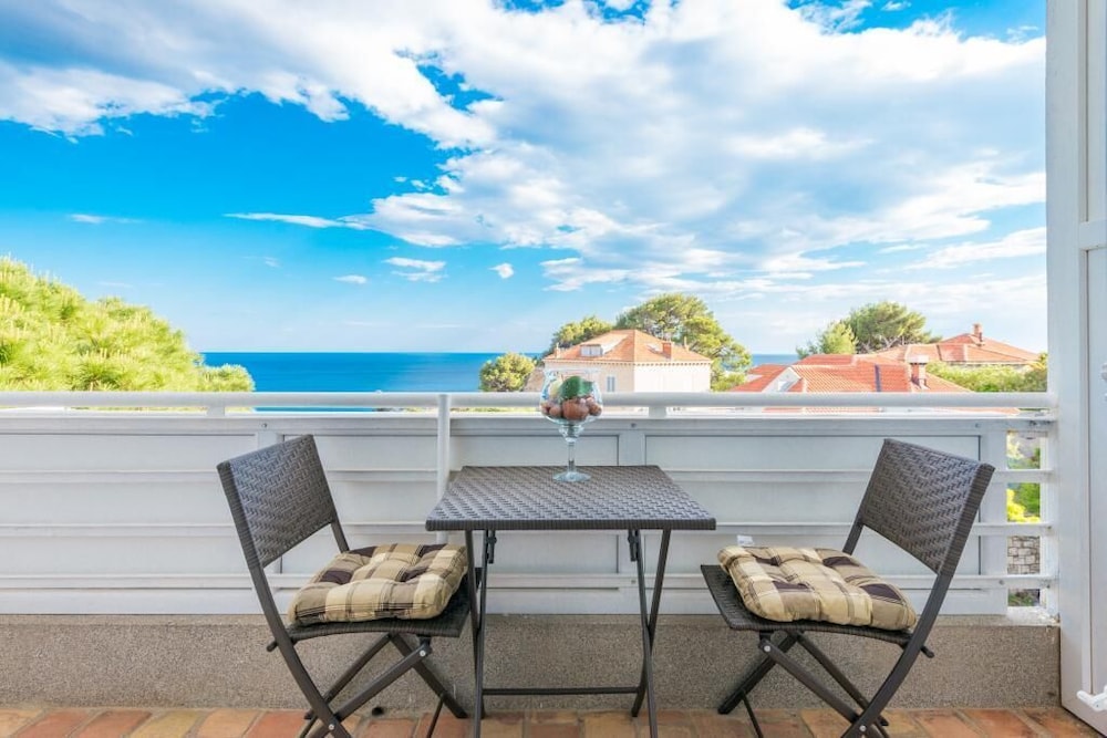 Apartment (One Bedroom Apartment with Balcony an)