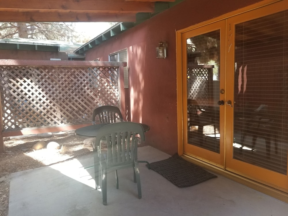 Room, 1 King Bed, Patio photo 3