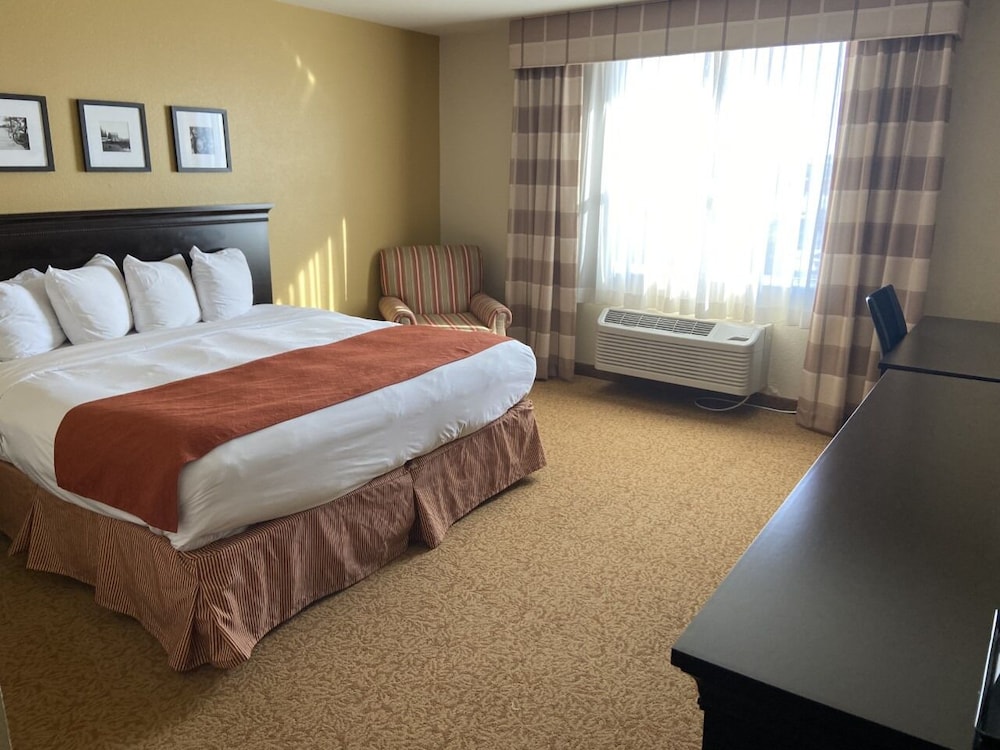 Suite, 1 King Bed, Non Smoking, Jetted Tub - Photo 2