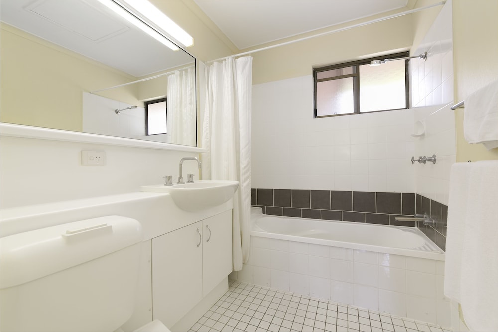 Standard Room, 1 Queen Bed, Balcony (Queen Suite) photo 2