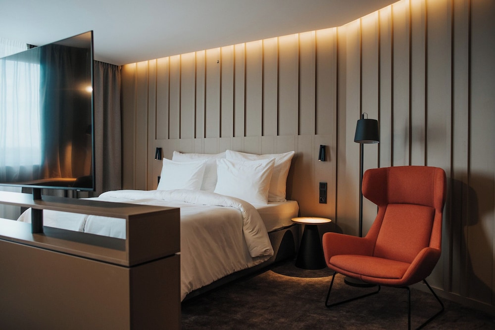 Executive Double Room, Pool Access - Photo 3