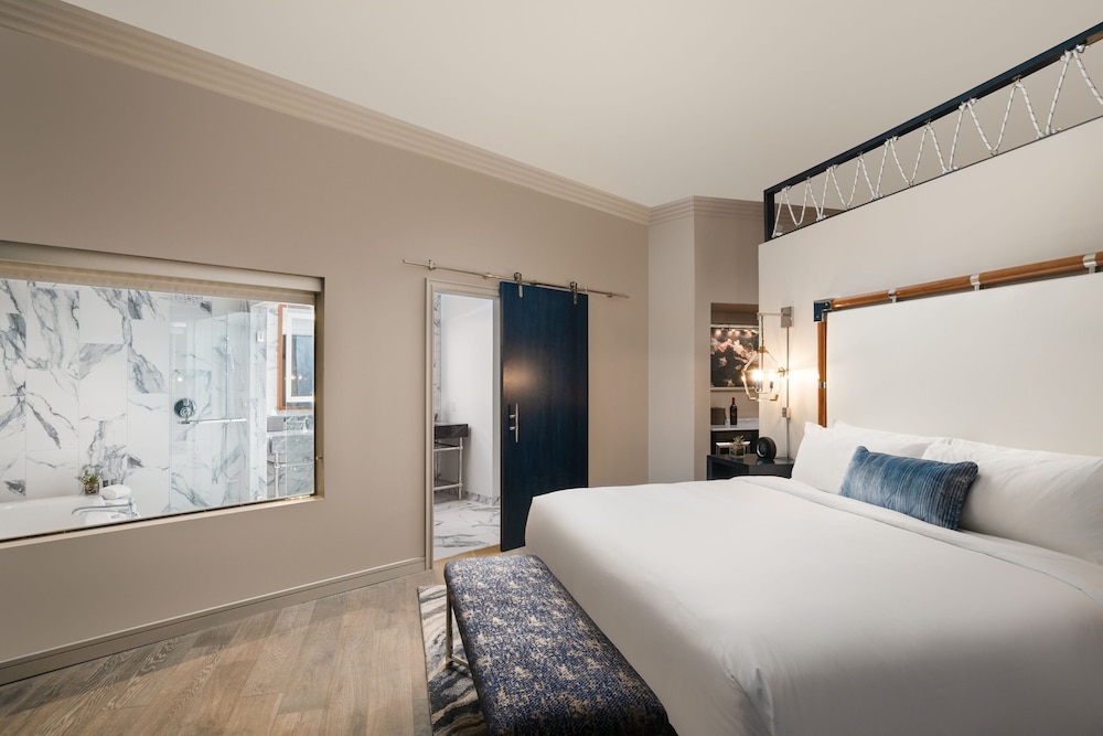 Executive Studio Suite, 1 King Bed with Sofa bed