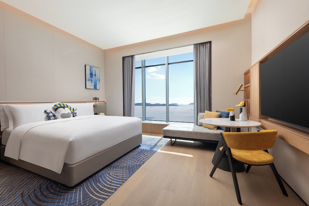 Standard Room, 1 King Bed, Ocean View photo 3