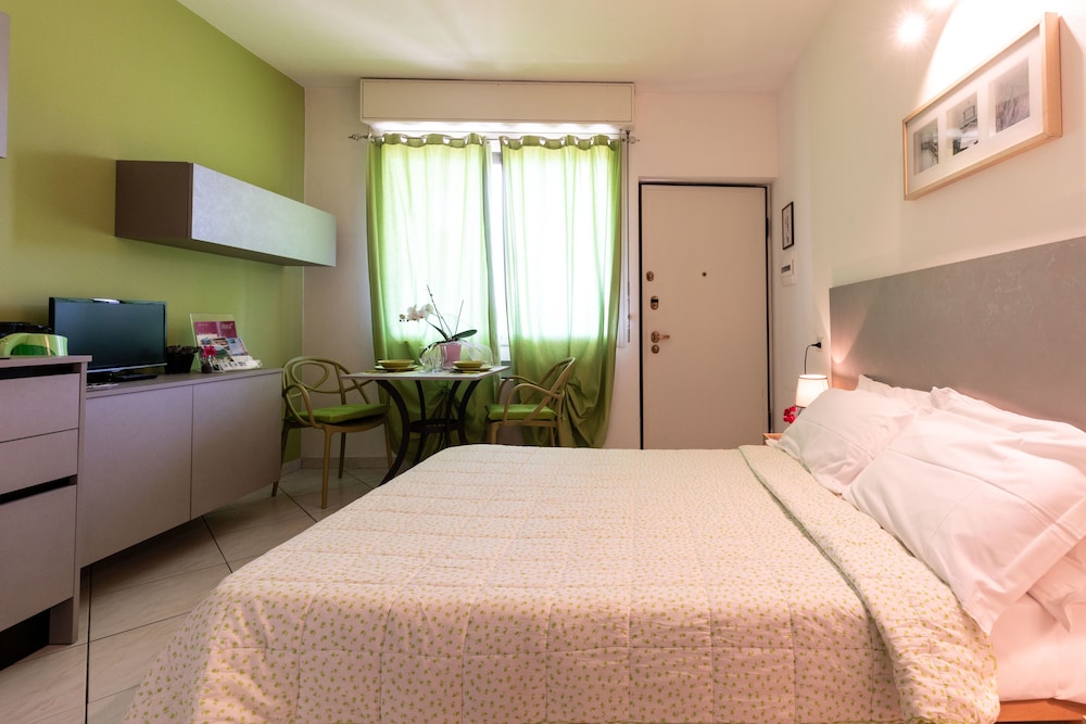 Deluxe Double Room, 1 Double Bed, Kitchenette, Lake View photo 2