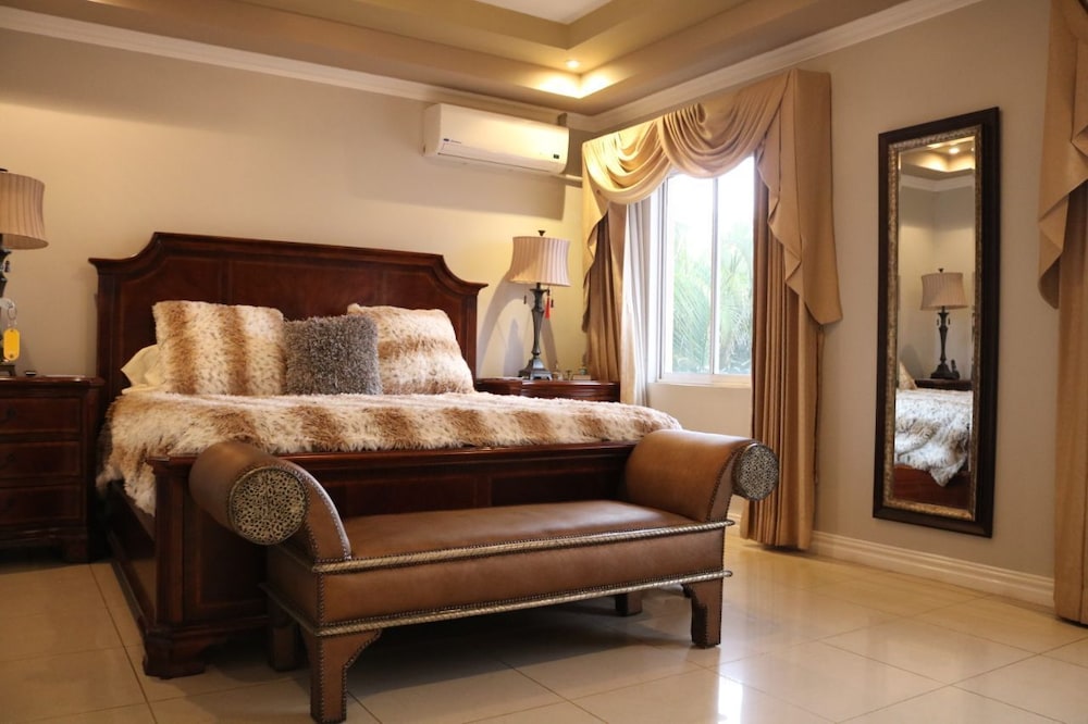 House, 5 Bedrooms photo 1