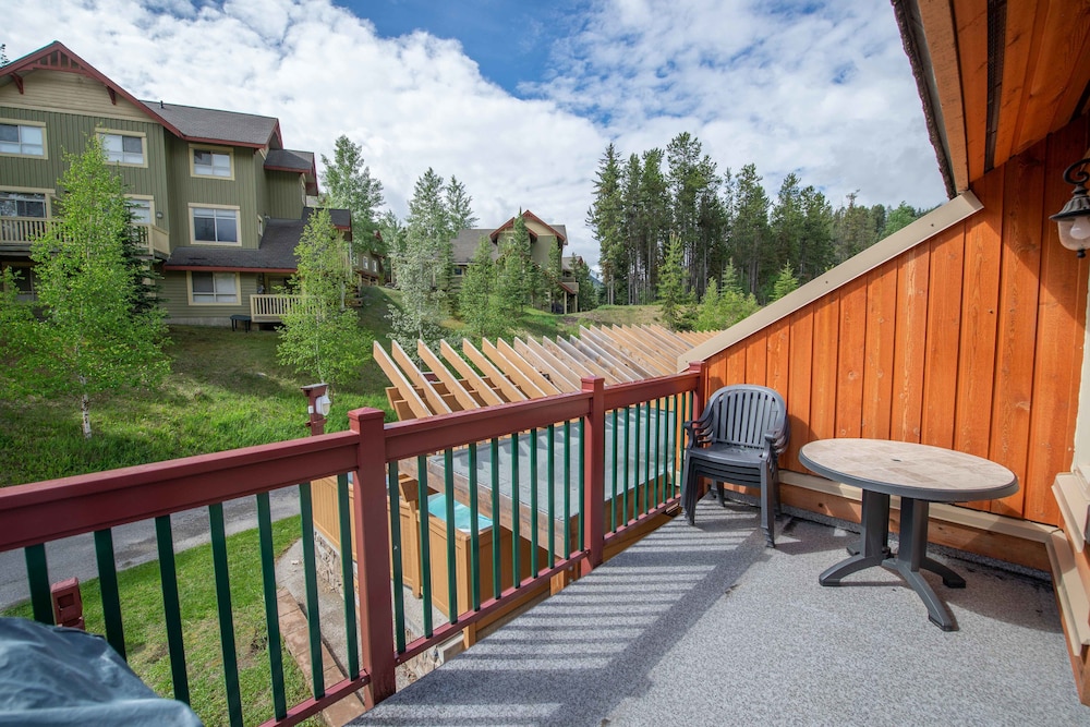 Condo, 3 Bedrooms, 2 Bathrooms photo 3