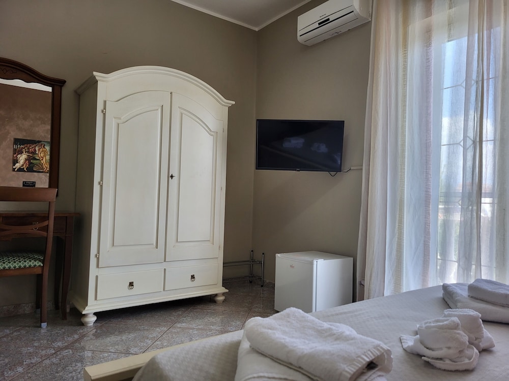 Deluxe Double Room, Ensuite, Poolside photo 2