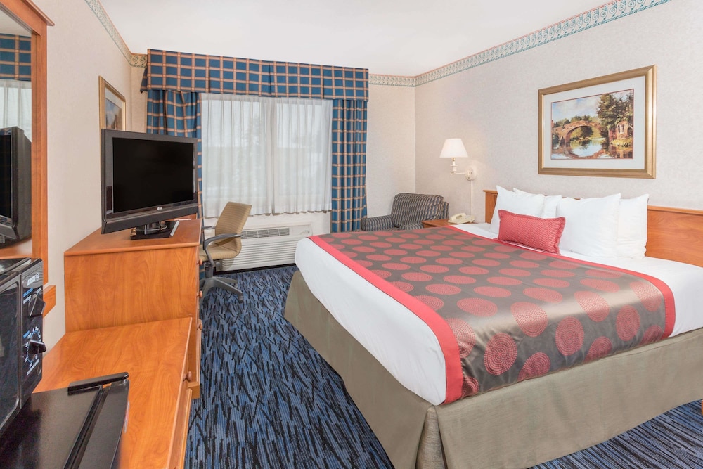 Room, 1 King Bed, Non Smoking - Photo 2