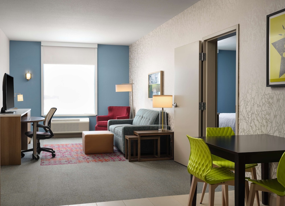 Suite, 1 King Bed, Accessible, Bathtub - Photo 1