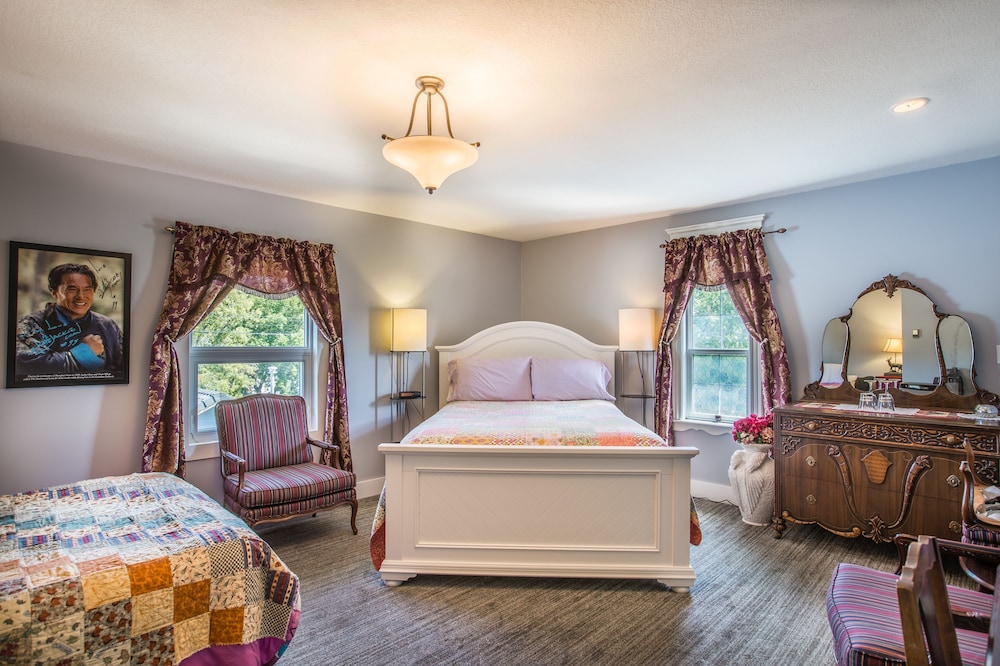 Deluxe Room, 1 Queen Bed photo 3