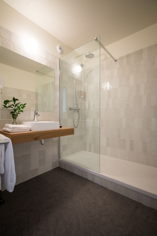 Standard Room, Multiple Beds, Non Smoking (2 adults + 1 child) - Photo 7