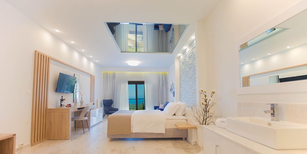 Honeymoon Suite, Sea View