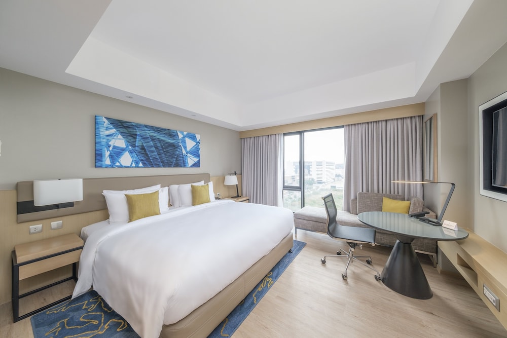 Deluxe King Room - Photo 2