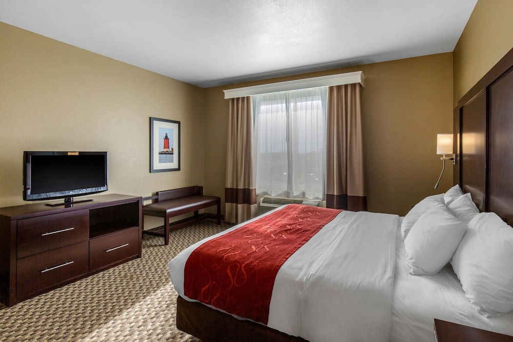Suite, 1 King Bed with Sofa bed, Non Smoking, Jetted Tub photo 3