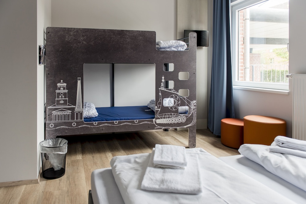 6-Bed Room