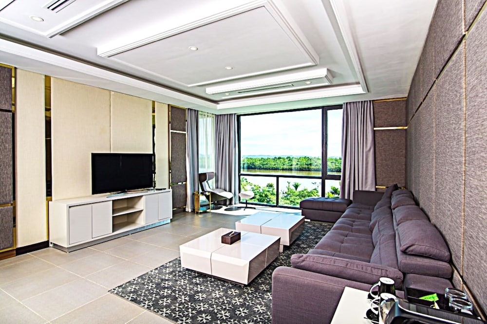 Executive Suite Pool View - Photo 4