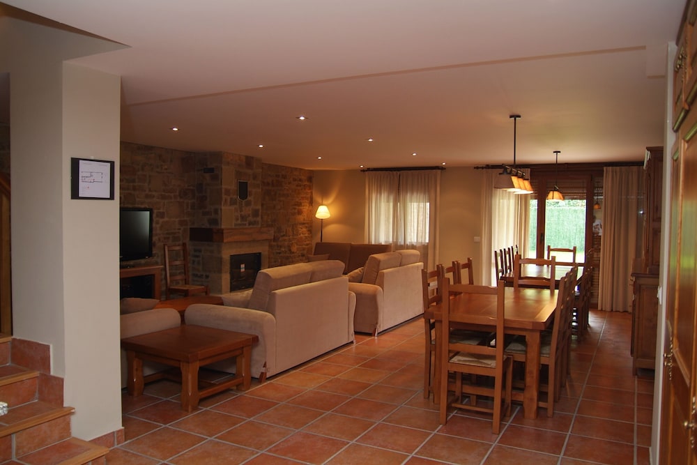 Traditional House, Multiple Bedrooms photo 2