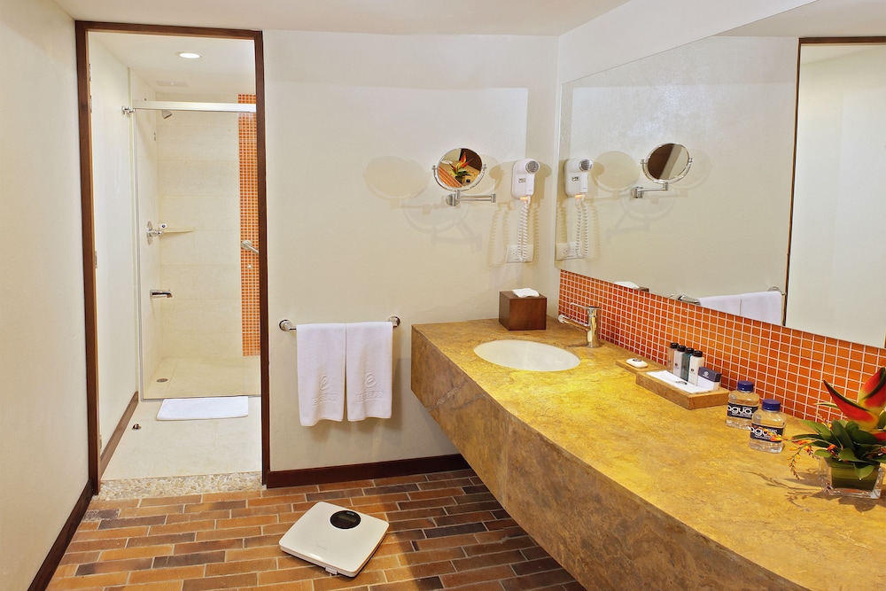 Suite, 1 King Bed, Garden View - Photo 5