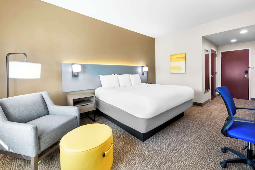 Standard Room, 1 King Bed, Non Smoking - Photo 2