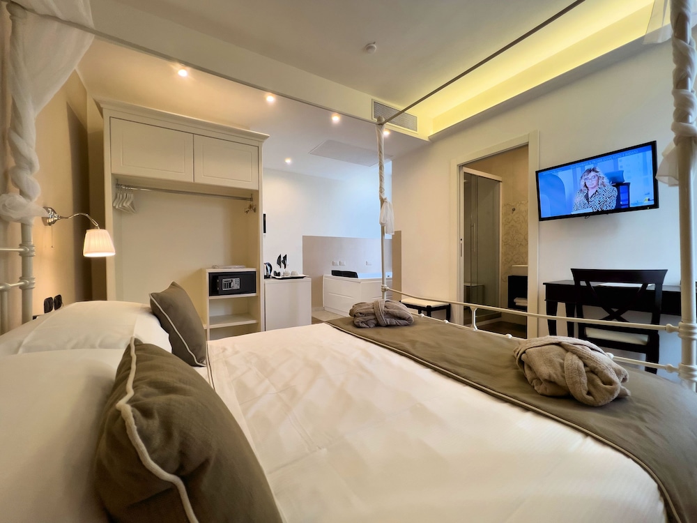 Royal Double Room, Non Smoking, Jetted Tub, photo 6