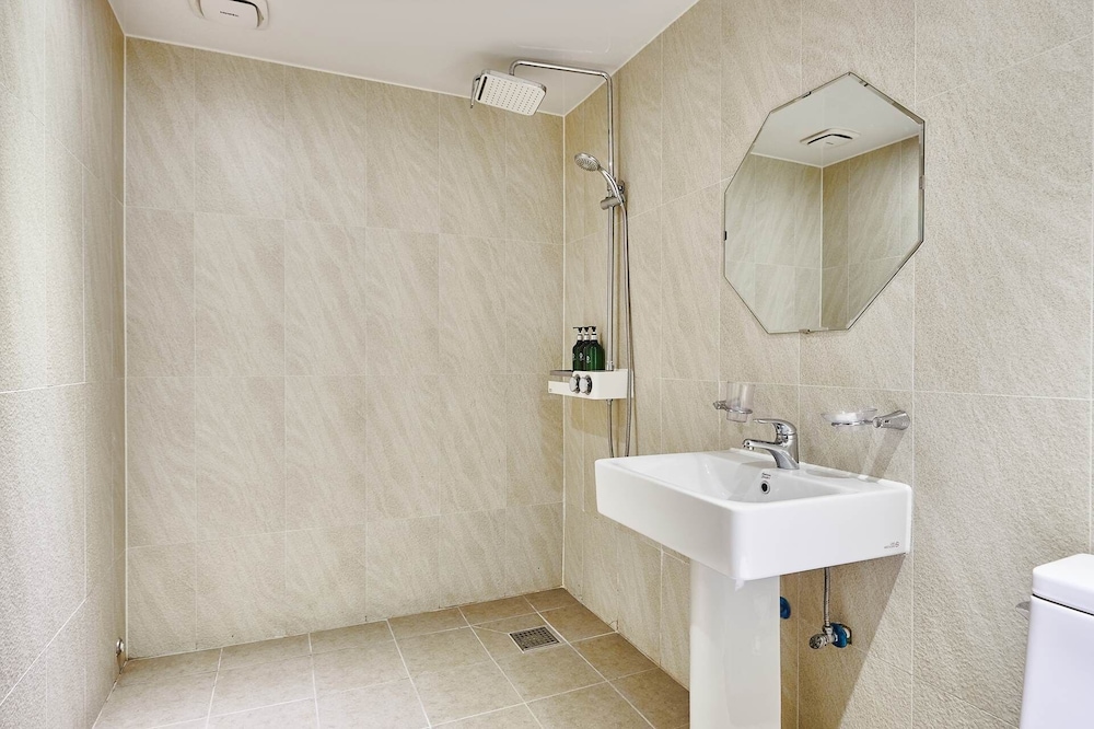 Standard Twin Room, Multiple Beds, Non Smoking (previously Pacific Hotel GimpoAirport) - Photo 6