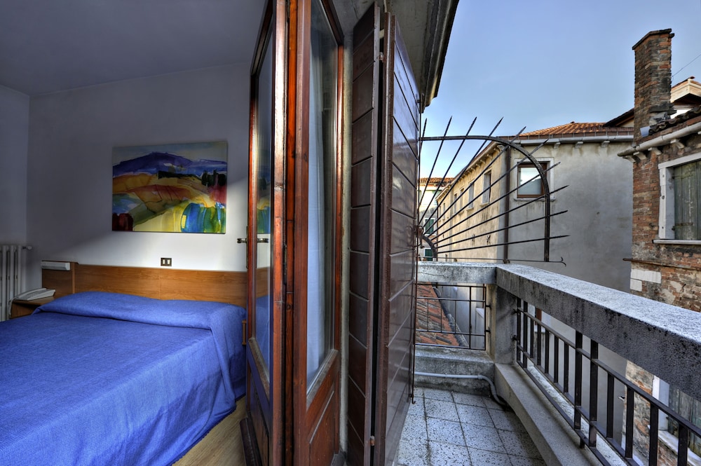 Double Room, 1 Large Twin Bed, Terrace, City View photo 2