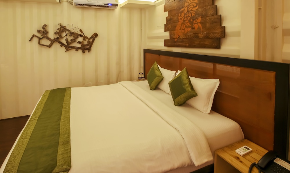 Deluxe Room, 1 King Bed, Non Smoking photo 3